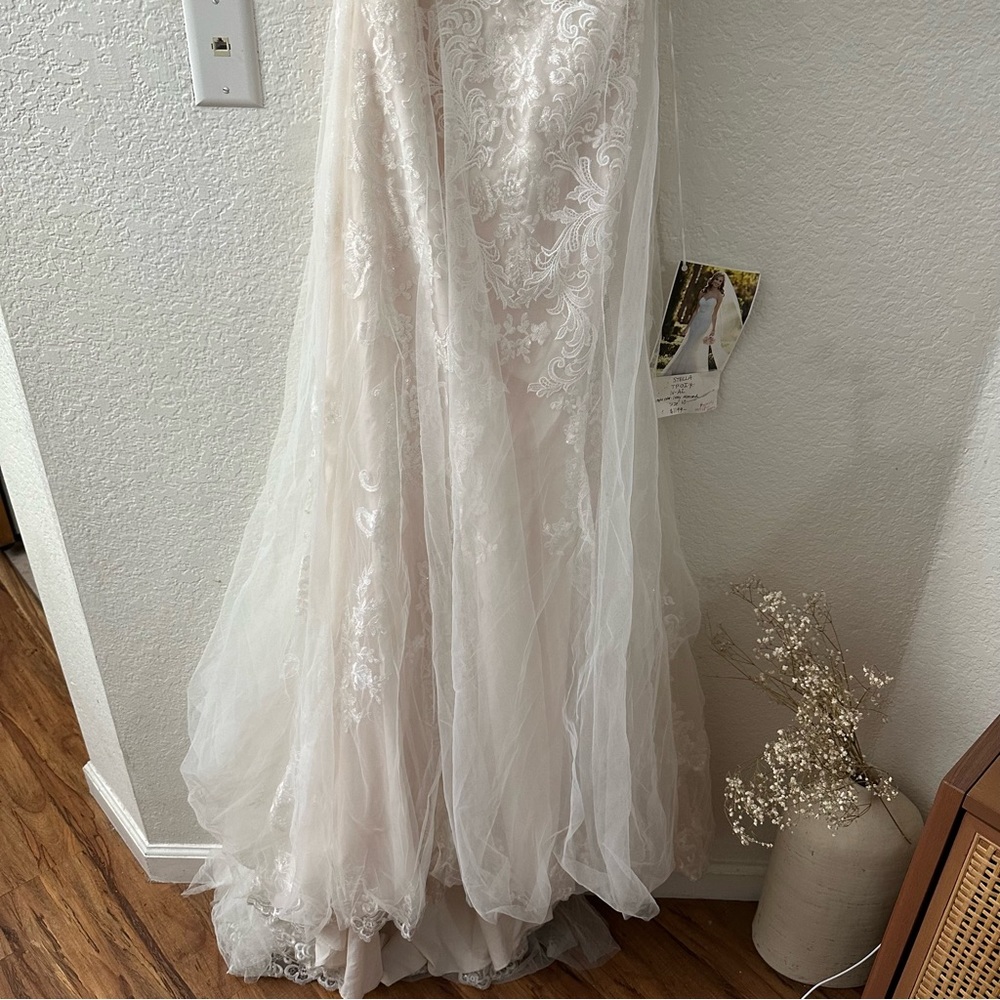 Stella York lace Fit and Flare Wedding Dress - Picture 10 of 11